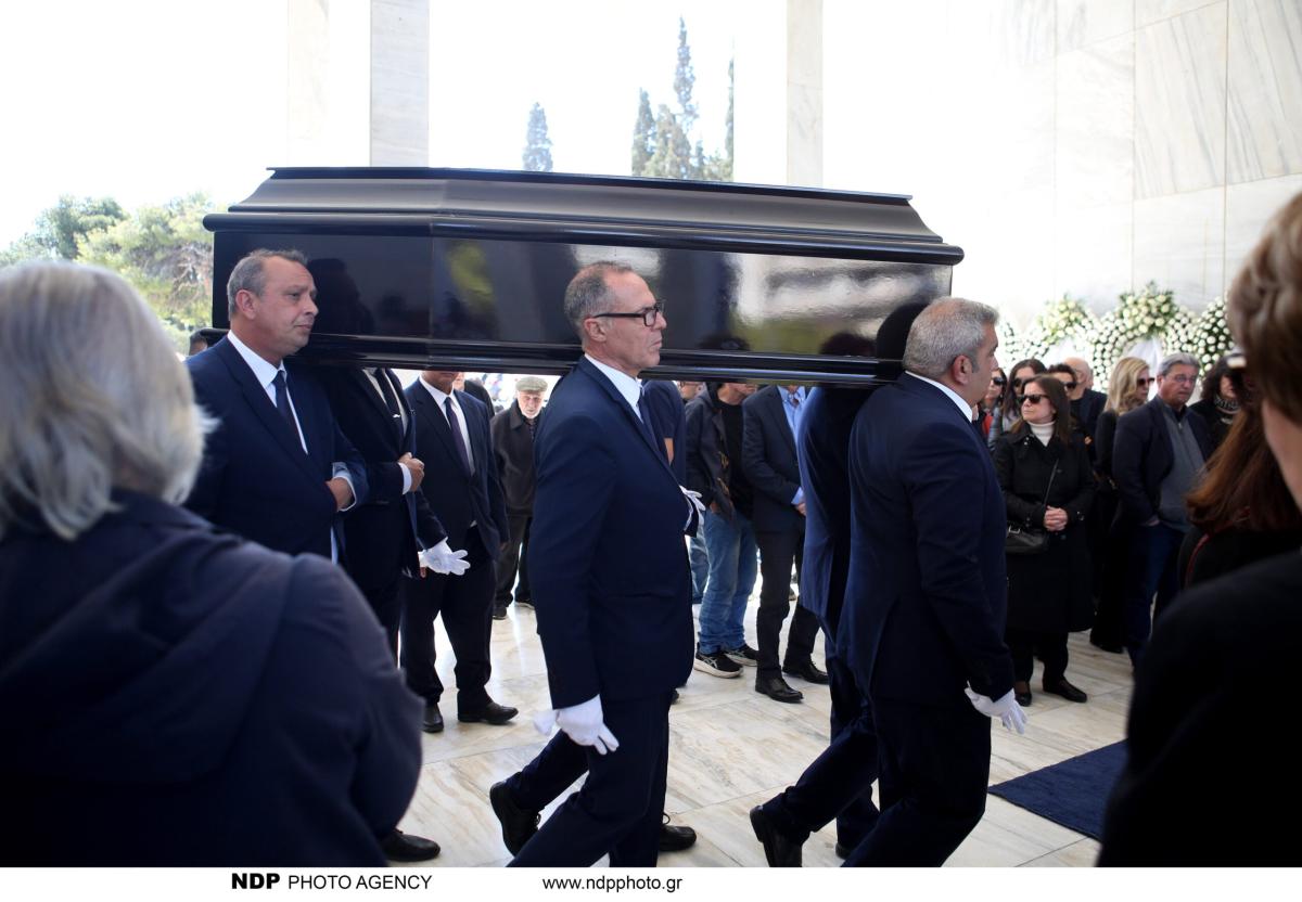 Θεανώ Φωτίου: Συντετριμμένη στην κηδεία του γιου της – Με δάκρυα στα μάτια ο 17χρονος γιος του Βασίλη Ρίζου 17 img 9365 scaled