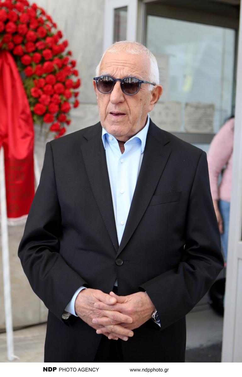 Θεανώ Φωτίου: Συντετριμμένη στην κηδεία του γιου της – Με δάκρυα στα μάτια ο 17χρονος γιος του Βασίλη Ρίζου 20 img 9368 scaled