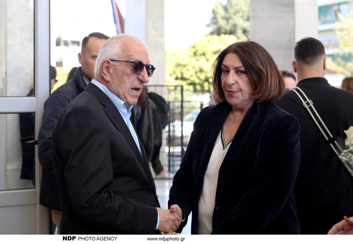 Θεανώ Φωτίου: Συντετριμμένη στην κηδεία του γιου της – Με δάκρυα στα μάτια ο 17χρονος γιος του Βασίλη Ρίζου 21 img 9370 scaled