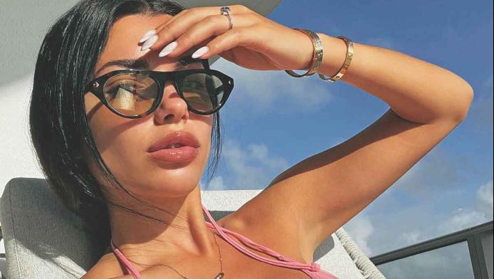 Σύντροφος κορυφαίου ποδοσφαιριστή του Ολυμπιακού το έριξε στην ηλιοθεραπεία