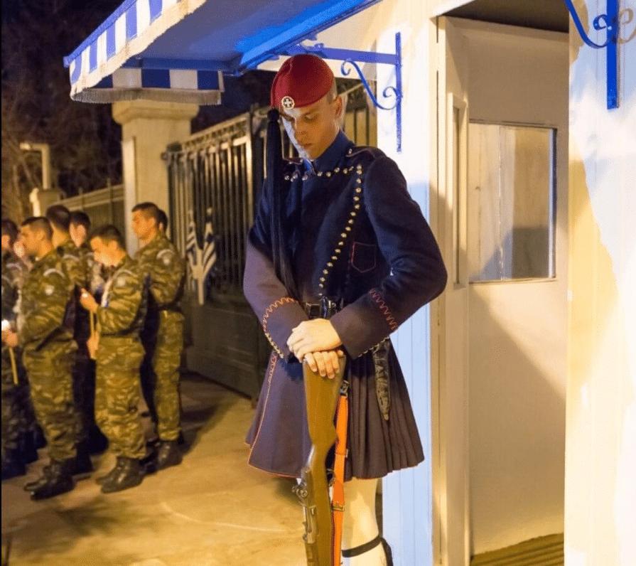 Η μοναδική μέρα η σημερινή που ο Εύζωνας σκύβει το κεφάλι και γυρνάει το όπλο ανάποδα 1 screenshot 89