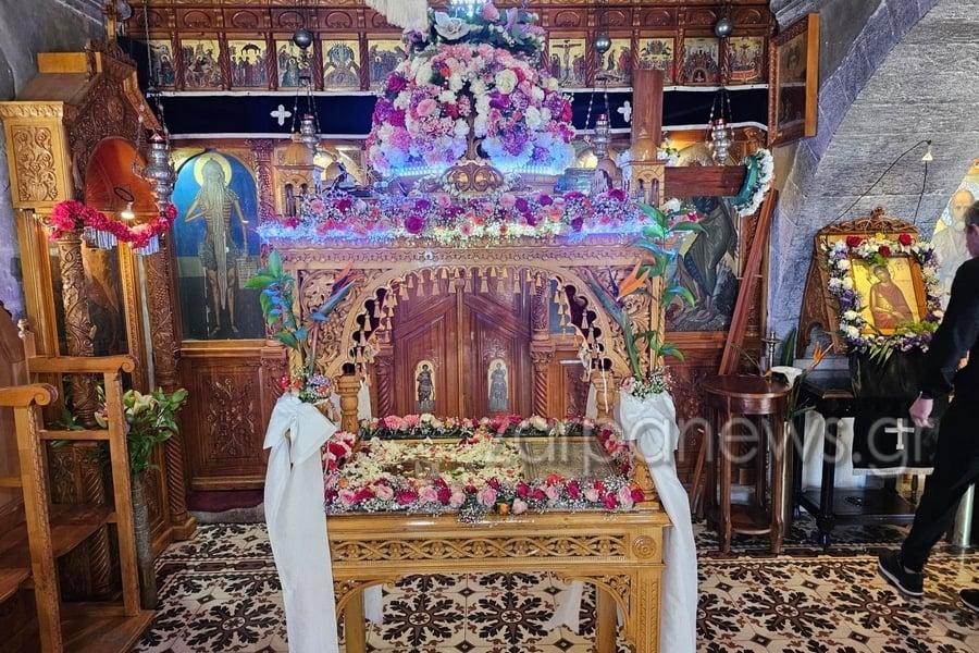 Χαμός στα Χανία με με επιτάφιο - Έβαλαν LED λαμπάκια στον τρούλο του 2