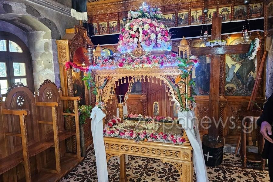 Χαμός στα Χανία με με επιτάφιο - Έβαλαν LED λαμπάκια στον τρούλο του 3