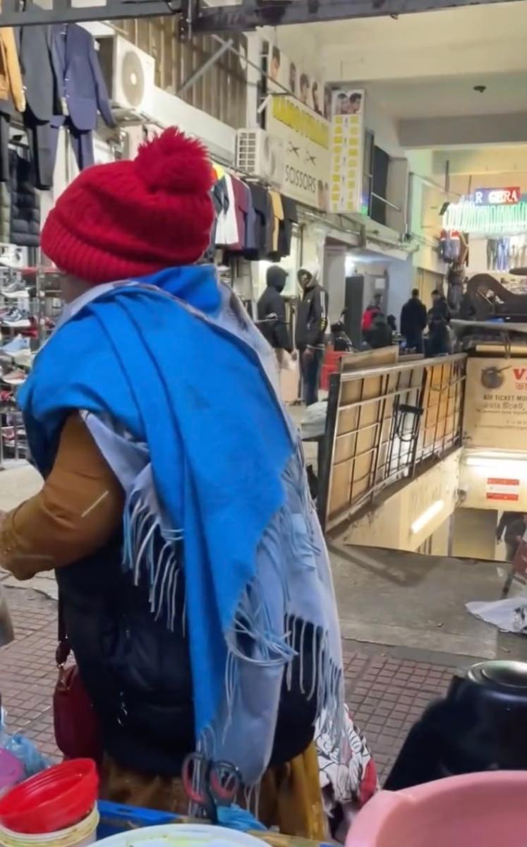 Ένας Ισπανός τουρίστας αναρωτιέται αν είναι στην Αθήνα ή στην Ινδία – Δείτε το γιατί στο βίντεο 1 stigmiotypo othonis 2026 04 12 14.24.18