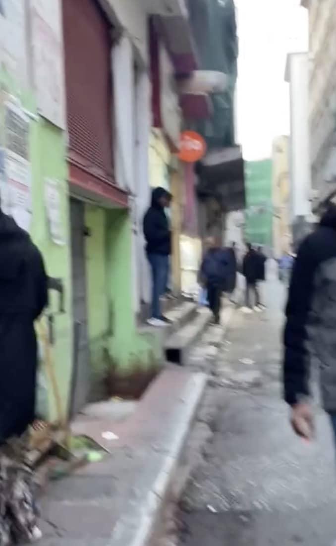 Ένας Ισπανός τουρίστας αναρωτιέται αν είναι στην Αθήνα ή στην Ινδία – Δείτε το γιατί στο βίντεο 2 stigmiotypo othonis 2026 04 12 14.24.29