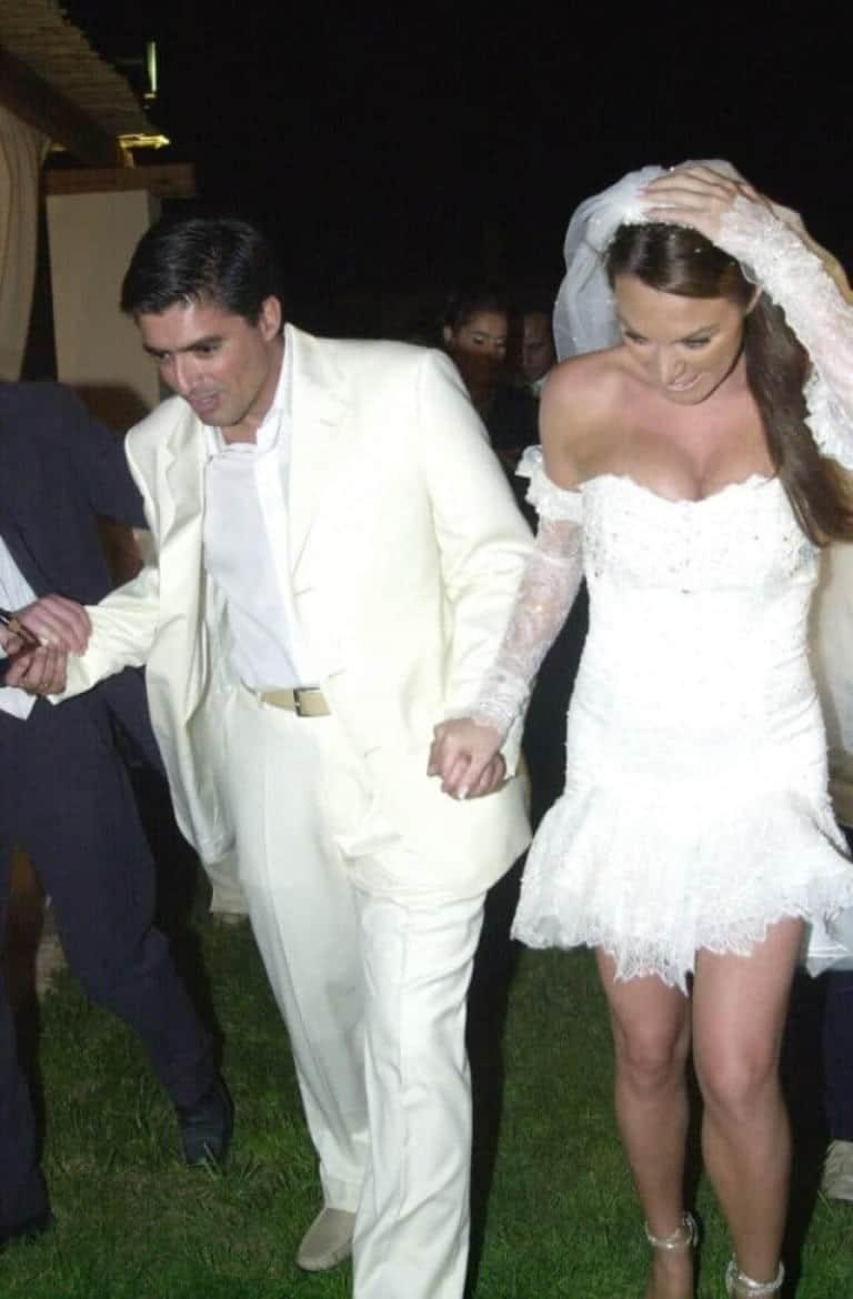 Με μίνι νυφικό, ξώφτερνο πέδιλο, πεντικιούρ που έβγαζε μάτι: Η Στεφανίδου ήταν η πιο κουλ νύφη, 22 χρόνια πριν 4 stefanidou 1