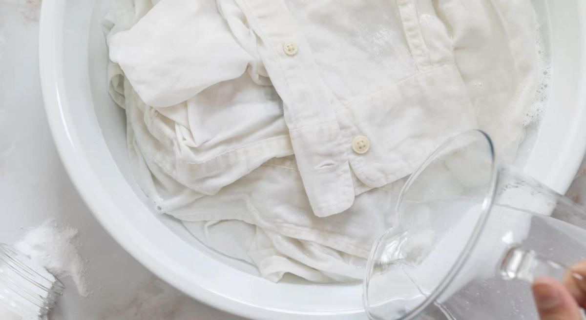 Πώς να ασπρίσετε τα κιτρινισμένα ρούχα χωρίς χλωρίνη 1 stigmiotypo othonis 2025 11 04 03.03.04