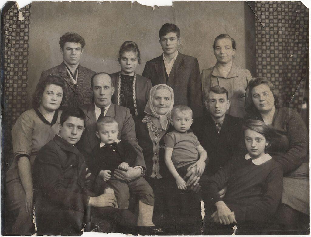 Όταν κάποιος στην οικογένεια πεθαίνει, ποτέ μην πετάξετε αυτά τα 4 πράγματα μετά την κηδεία του 4 1656120729501 884832238 vintage foto oikogeneia 2