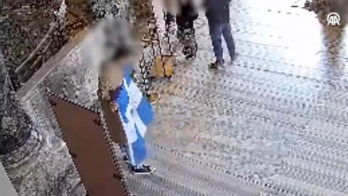 Τουρκία: Δύο τουρίστες συνελήφθησαν επειδή ξετύλιξαν ελληνική σημαία μέσα στην Αγία Σοφία 1 stigmiotypo othonis 2026 04 14 19.19.05