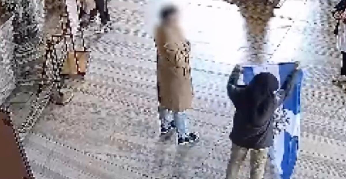 Τουρκία: Δύο τουρίστες συνελήφθησαν επειδή ξετύλιξαν ελληνική σημαία μέσα στην Αγία Σοφία 2 stigmiotypo othonis 2026 04 14 19.19.21