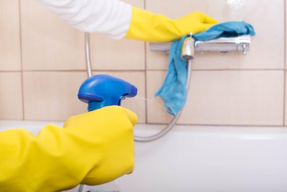 Κάνε την μπανιέρα σας να αστράφτει από καθαριότητα: 4 διαφορετικοί τρόποι για να το πετύχετε 4 kane tin baniera sou na lampsei 4 diaforetikoi tropoi gia na to petycheis 4