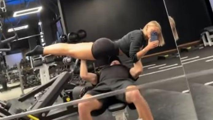 Ποδοσφαιριστής έκανε... μπάρα γνωστή τραγουδίστρια (ΦΩΤΟ - ΒΙΝΤΕΟ)