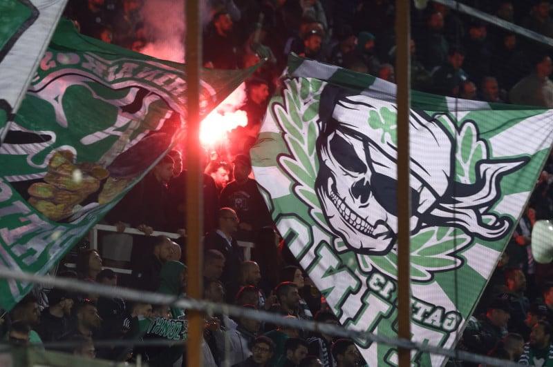 Τρελή γιούχα στους παίκτες από τη Θύρα 13! "Ανίκανοι - Φύγετε"