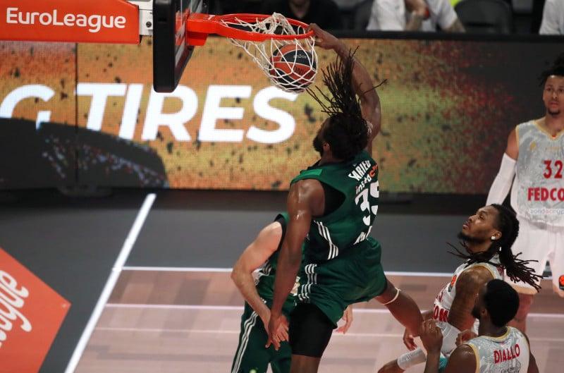 Κόντεψε να γκρεμίσει τη μπασκέτα ο Φαρίντ (ΒΙΝΤΕΟ)