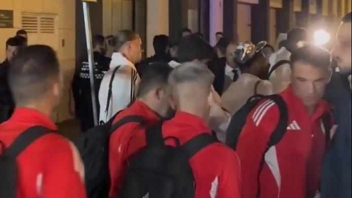 Χαμός στη Σεβίλλη: Οπαδοί περίμεναν τους παίκτες - Θανατικές απειλές! (Vds)