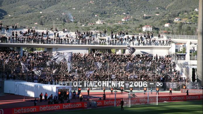 Ένταση οπαδών του ΠΑΟΚ με την Αστυνομία έξω από το Πανθεσσαλικό