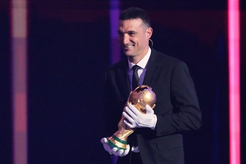 Ο Σκαλόνι με το τρόπαιο του Μουντιάλ στα χέρια