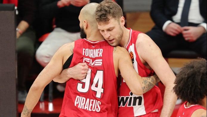 Ολυμπιακός: Ο τρομερός τρόπος Φουρνιέ να πει συγχαρητήρια σε Βεζένκοφ(ΦΩΤΟ)