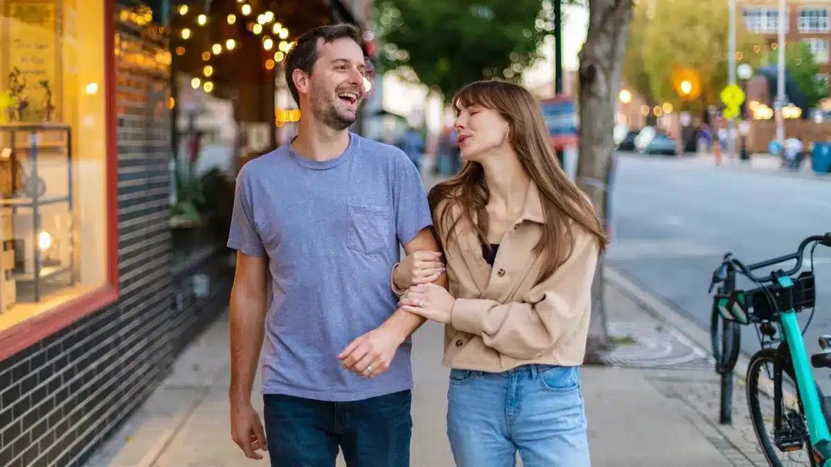 istock 1341505385 short woman holds onto tall mans arm 11zon