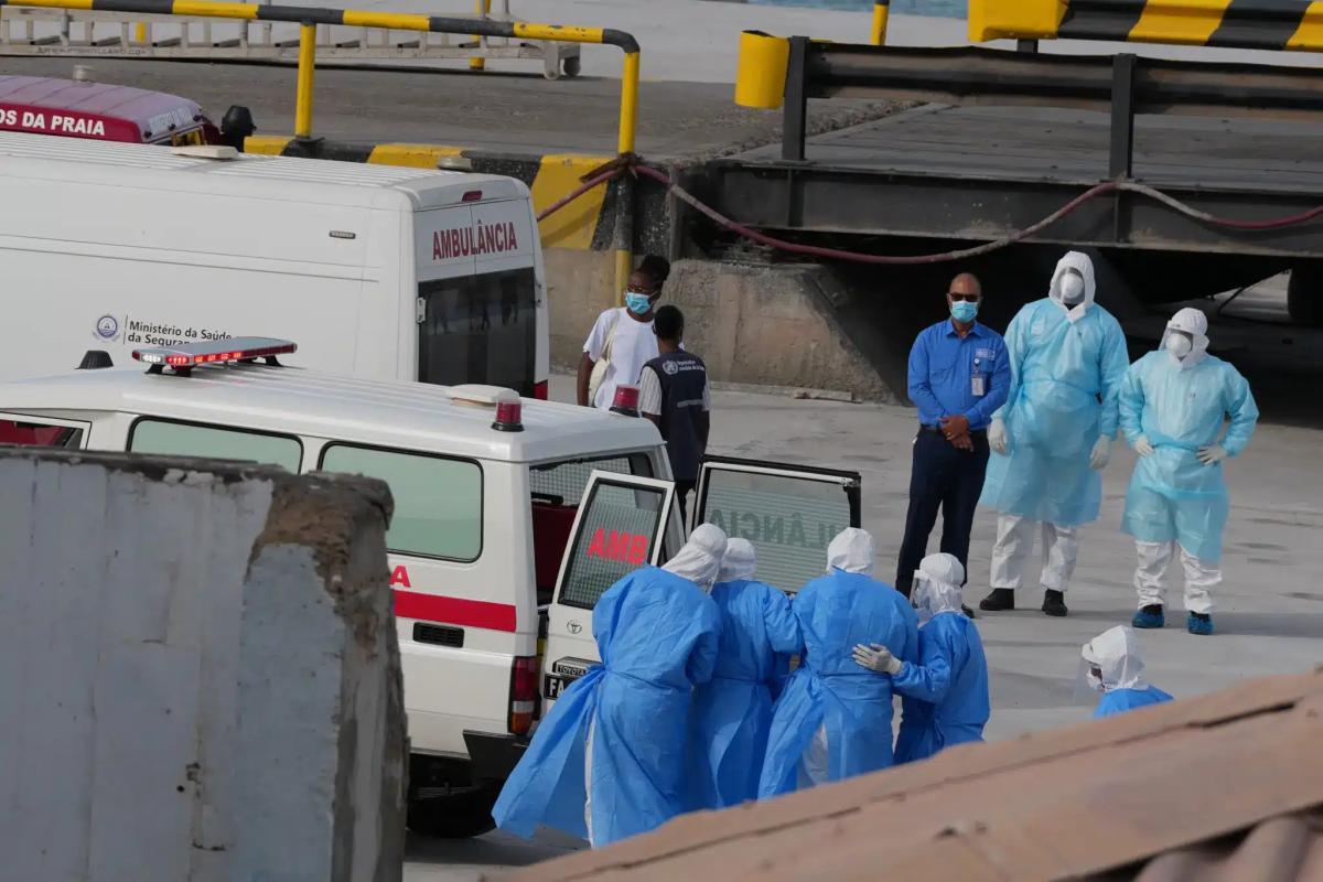 health workers protective gear evacuate 127128862