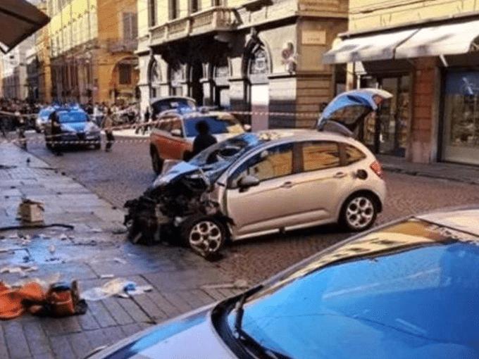 Ιταλία: Βίντεο σοκ από τη στιγμή που αυτοκίνητο παρασύρει πεζούς στη Μοντένα – Ο οδηγός μαχαίρωσε άνδρα που τον κυνήγησε 1