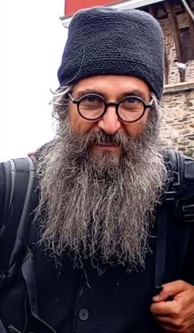 Με μακρύ μούσι και ράσα παπά: Αγνώριστος ο Άρης Σερβετάλης – Η πρώτη φωτογραφία μέσα από το Άγιον Όρος 1 stigmiotypo othonis 2026 05 17 22.32.58