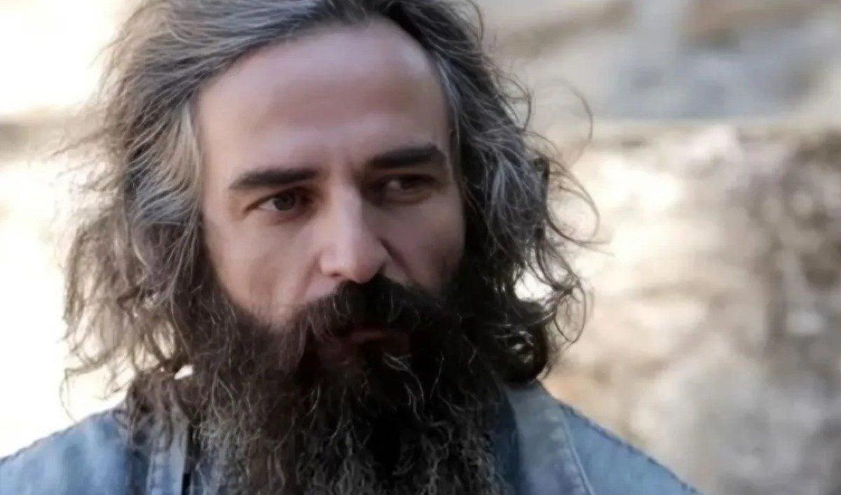 Με μακρύ μούσι και ράσα παπά: Αγνώριστος ο Άρης Σερβετάλης – Η πρώτη φωτογραφία μέσα από το Άγιον Όρος 3 iwsif 2