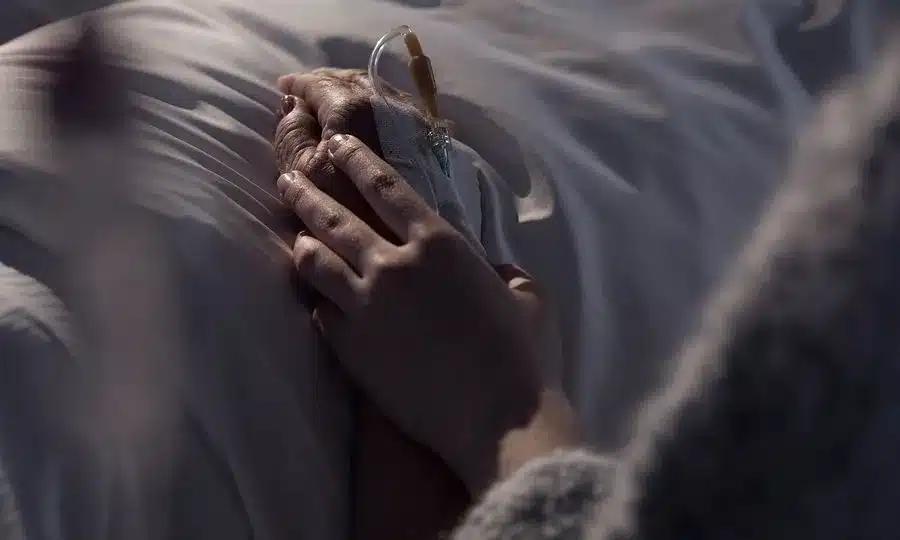 Οι ειδικοί ρίχνουν φως στο φαινόμενο του «επιθανάτιου ρόγχου» πριν τον θάνατο 1 bigstock woman supporting mother with c 109465100