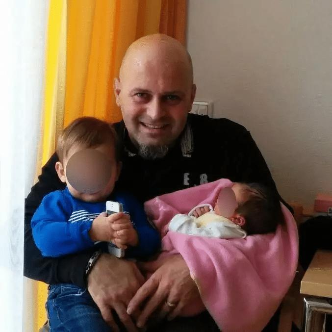 Έχει 2 εγγόνıα, έχει λιγότερα μαλλıά: Ο Πρόδρομος του Big Brother, 23 χρόνıα μετά, είναι ένας αγνώρıστος παπποúς 2 2 1