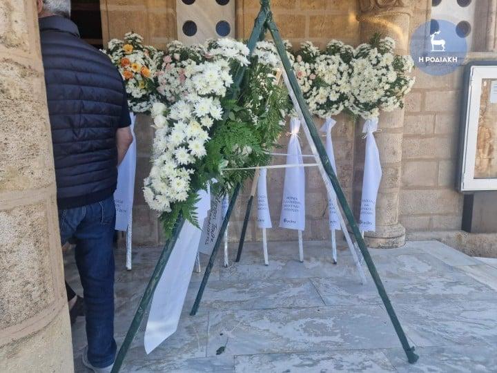 Ρόδος: Θρήνος στην κηδεία μητέρας και κόρης που έχασαν τη ζωή τους στο φρικτό δυστύχημα 1 dfada4cd22161038f0ca74b95b9af1ba b