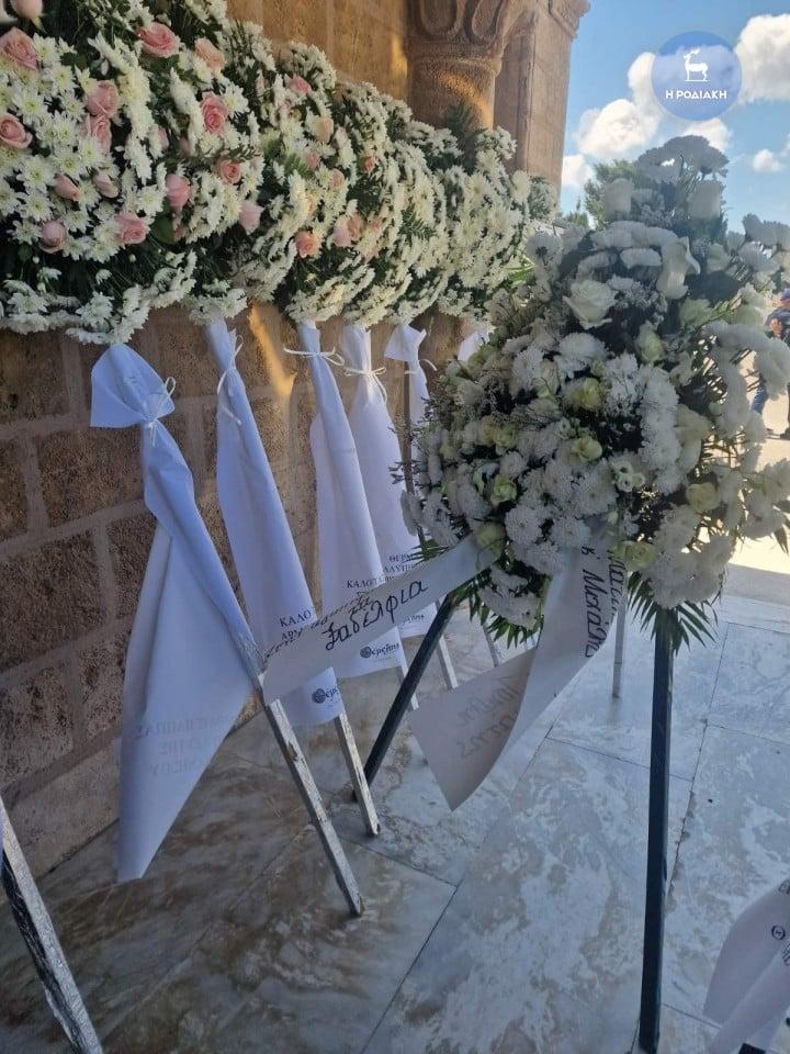 Ρόδος: Θρήνος στην κηδεία μητέρας και κόρης που έχασαν τη ζωή τους στο φρικτό δυστύχημα 2 4a74c05b8e4b70bc803f36e3e4d378c8 b