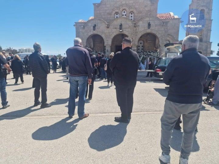 Ρόδος: Θρήνος στην κηδεία μητέρας και κόρης που έχασαν τη ζωή τους στο φρικτό δυστύχημα 3 455a56807b58c193aab4c994025f157e b