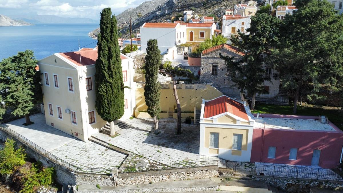 Θρίλερ στη Σύμη: Ανατροπή με την 13χρονη κατηγορούμενη για απόπειρα δολοφονία της μητέρας της 1 222 to panormiteio gymnasio symis ktirio toy 19 ai foto michail tsavaris