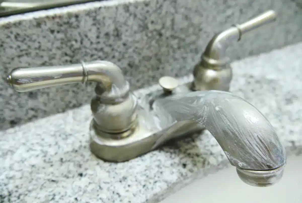 20 έξυπνα κόλπα καθαρισμού για ένα πεντακάθαρο σπίτι 4 unusual uses toothpaste 2