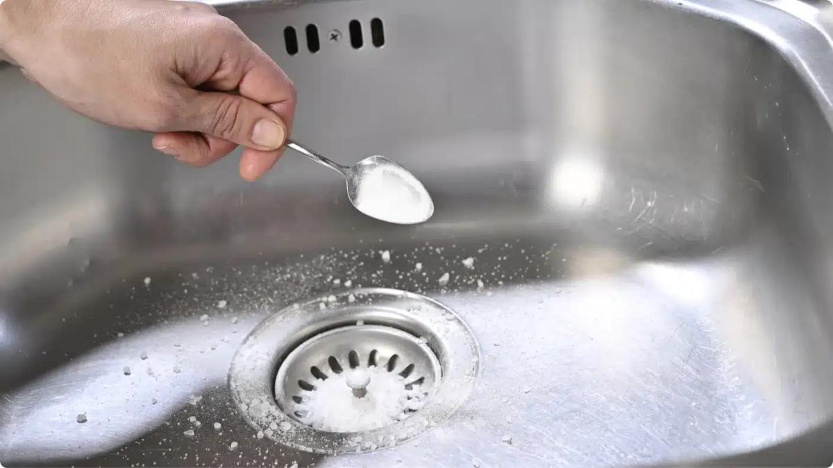20 έξυπνα κόλπα καθαρισμού για ένα πεντακάθαρο σπίτι 10 lp draintips hacks block how to clean drains with baking soda desktop