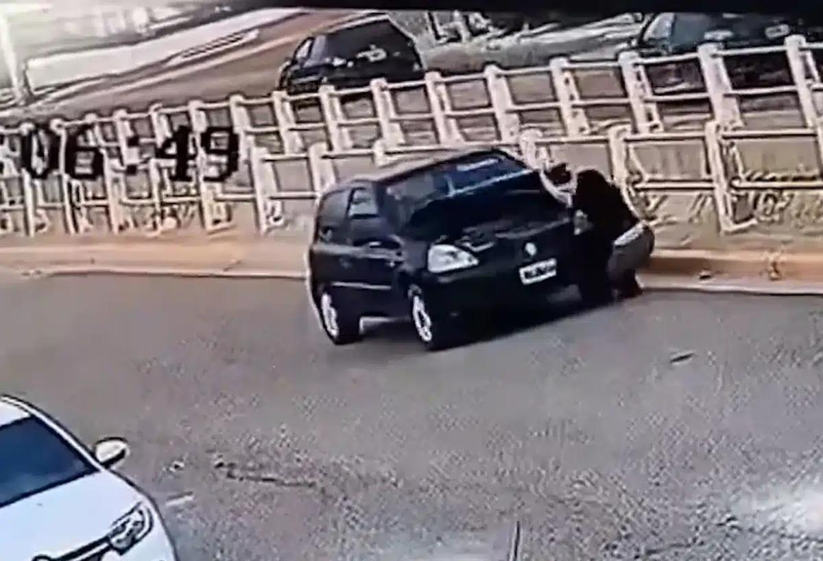 Σοκαριστικό βίντεο: Γυναίκα παρασύρθηκε και καταπλακώθηκε από το ίδιο της το αυτοκίνητο 1 3631f30f b686 4181 aa0c 05bbf29b6e5a