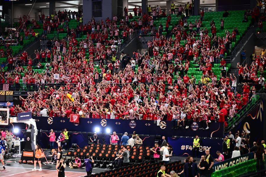 Mεγάλη ένταση με τους οπαδούς του Ολυμπιακού και τον «ΜΚ», επειδή φορούσε... πράσινο τζάκετ 3 6979670 170431