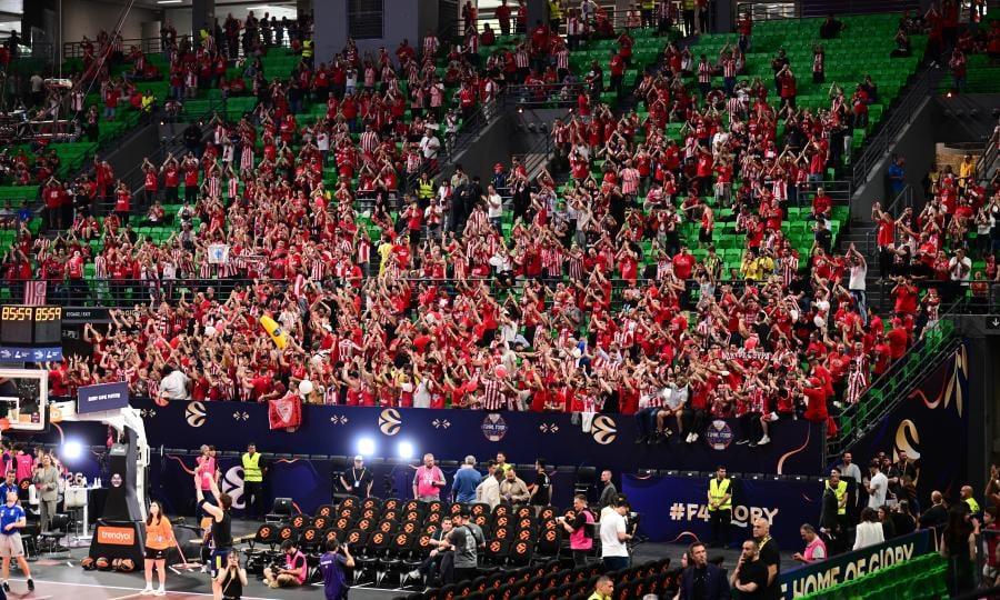 Mεγάλη ένταση με τους οπαδούς του Ολυμπιακού και τον «ΜΚ», επειδή φορούσε... πράσινο τζάκετ 4 6979672 170431