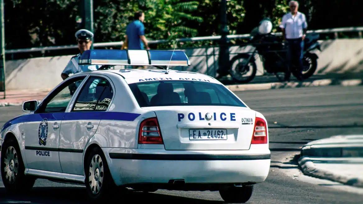 Ομόνοια: Έπιασε από τον λαιμό πιστό μέσα σε εκκλησία και του άρπαξε το τσαντάκι – Αντιστάθηκε κατά τη σύλληψή του 2 astynomia peripoliko mak