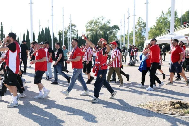 Απίστευτο! Σταμάτησαν 1500 φίλους του Ολυμπιακού γιατί έλειπαν βραχιολάκια