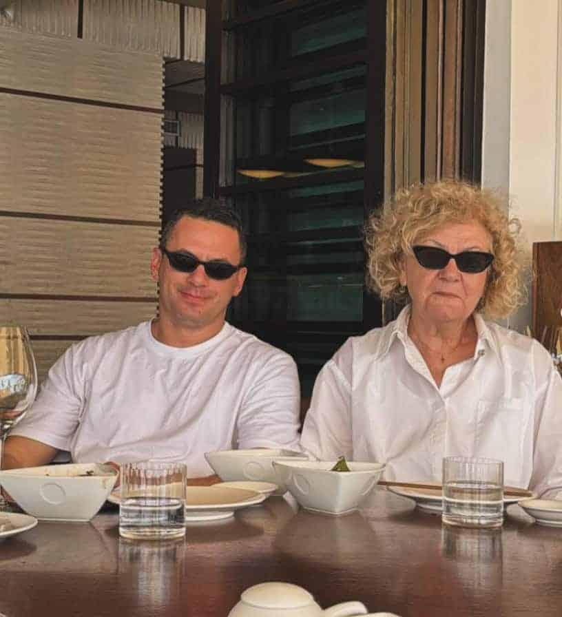 Στα γενέθλιά του ο Παναγιώτης Κουτσουμπής μάς έδειξε τη γιαγιά Ξένια κα η ομοιότητά τους 1 stigmiotypo othonis 2026 05 26 3.51.25 mm