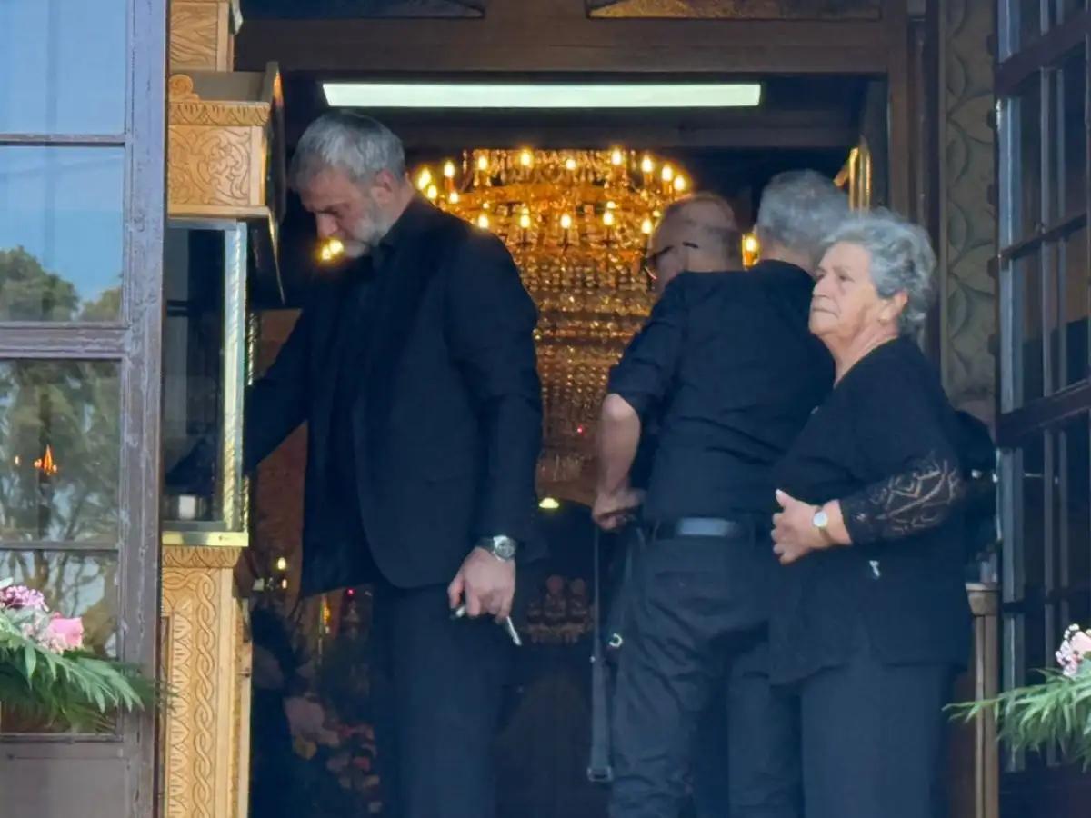 Γωγώ Μαστροκώστα: Συντετριμμένος ο Τραϊανός Δέλλας στην κηδεία της 1 mixcollage 27 may 2026 10 51 am 1219
