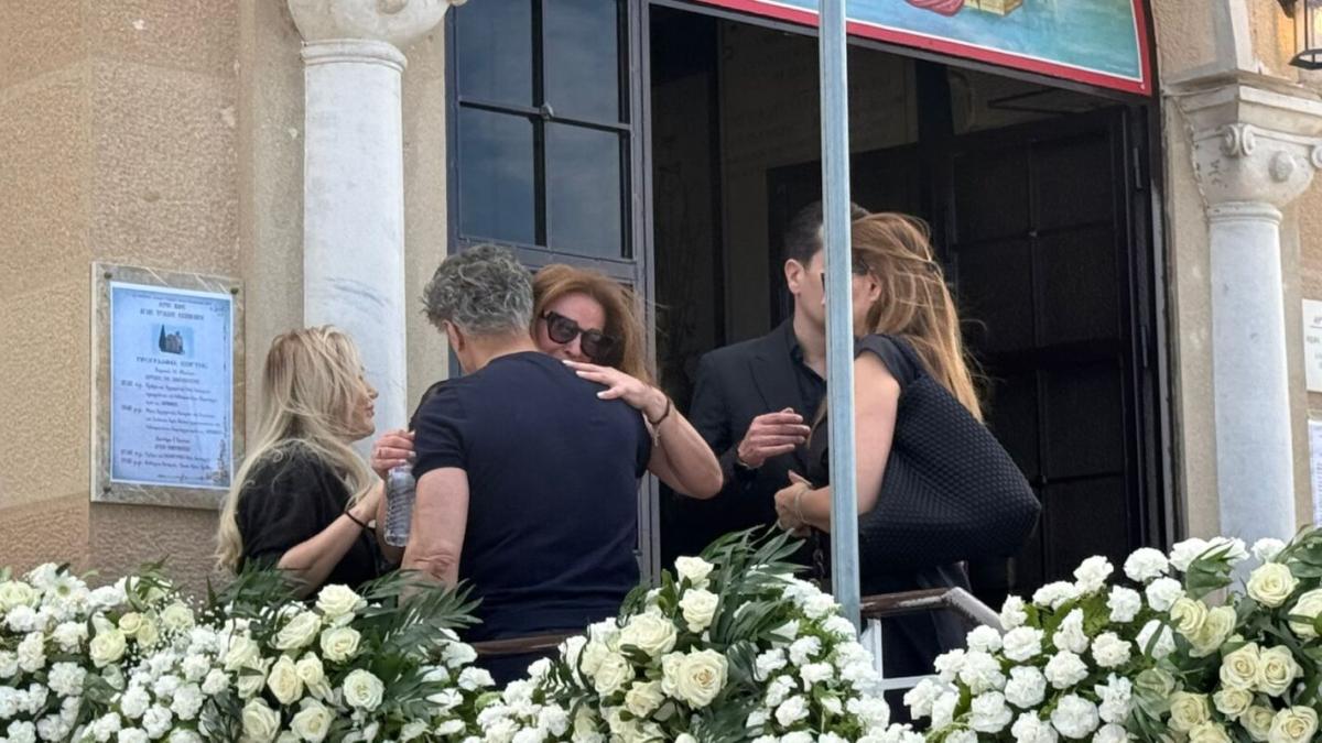 Κηδεία Γωγώς Μαστροκώστα: Τελευταίο αντίο στη δυνατή αυτή γυναίκα στο Ελληνικό 4 Η αδερφή της Γωγώς Μαστροκώστα