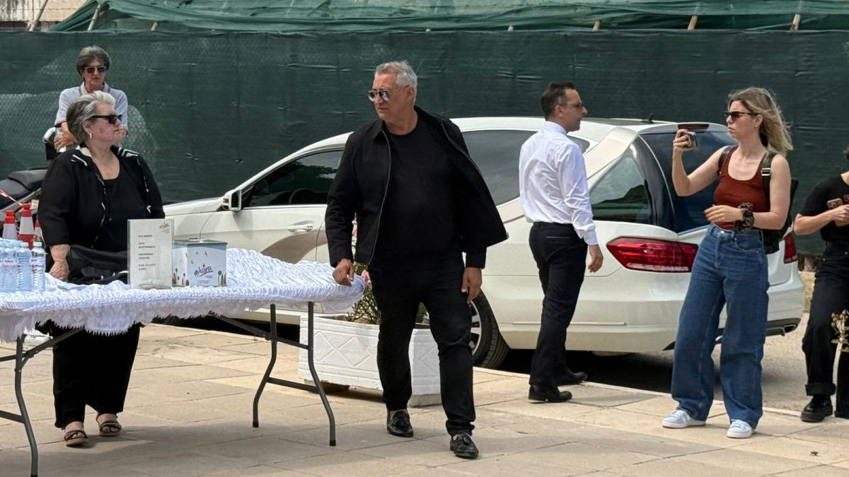 Κηδεία Γωγώς Μαστροκώστα: Τελευταίο αντίο στη δυνατή αυτή γυναίκα στο Ελληνικό 7 Γιώργος Ντάβλας