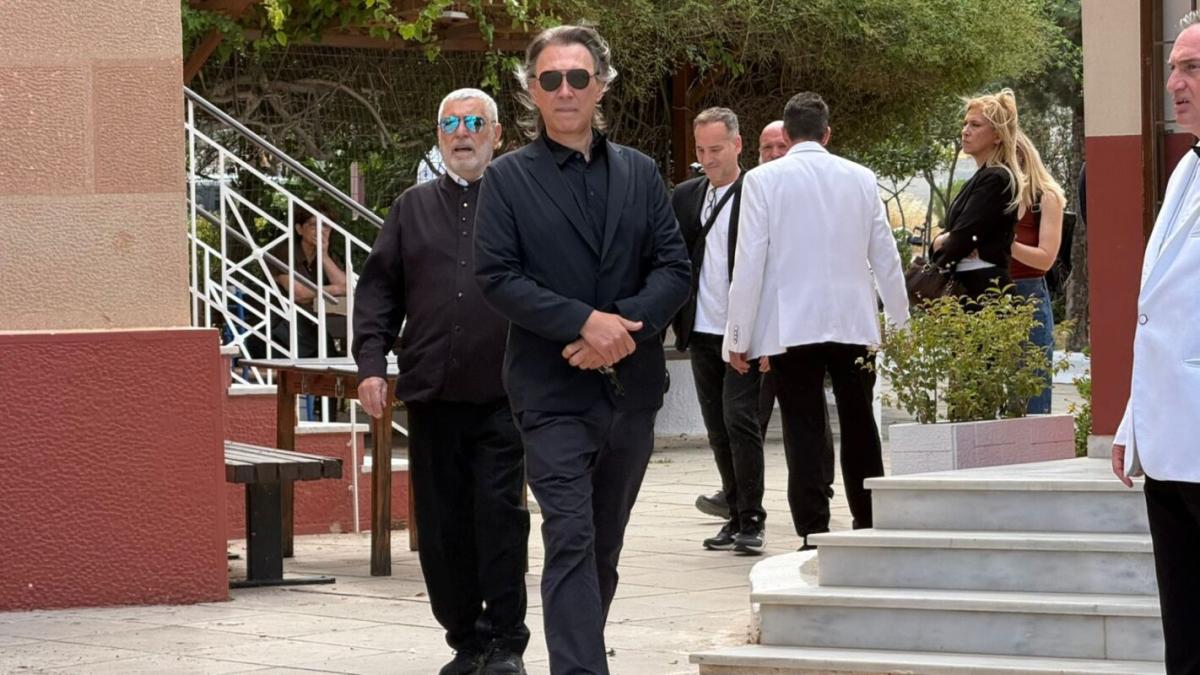 Κηδεία Γωγώς Μαστροκώστα: Τελευταίο αντίο στη δυνατή αυτή γυναίκα στο Ελληνικό 8 Ο Μάκης Τσέλιος με τα μπλε γυαλιά