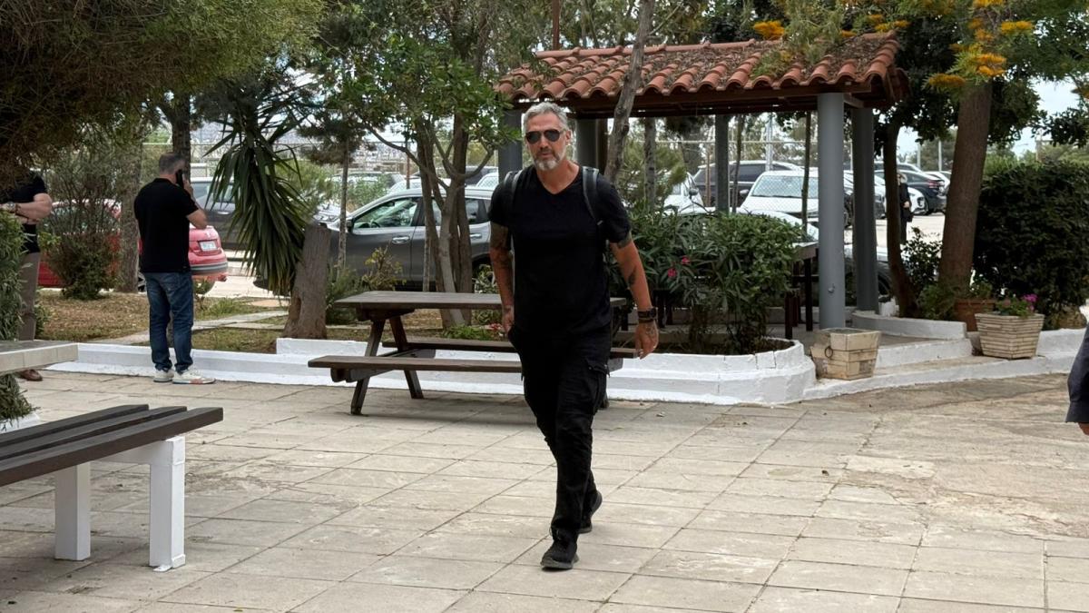 Κηδεία Γωγώς Μαστροκώστα: Τελευταίο αντίο στη δυνατή αυτή γυναίκα στο Ελληνικό 10 Ο Αλέξανδρος Παρθένης