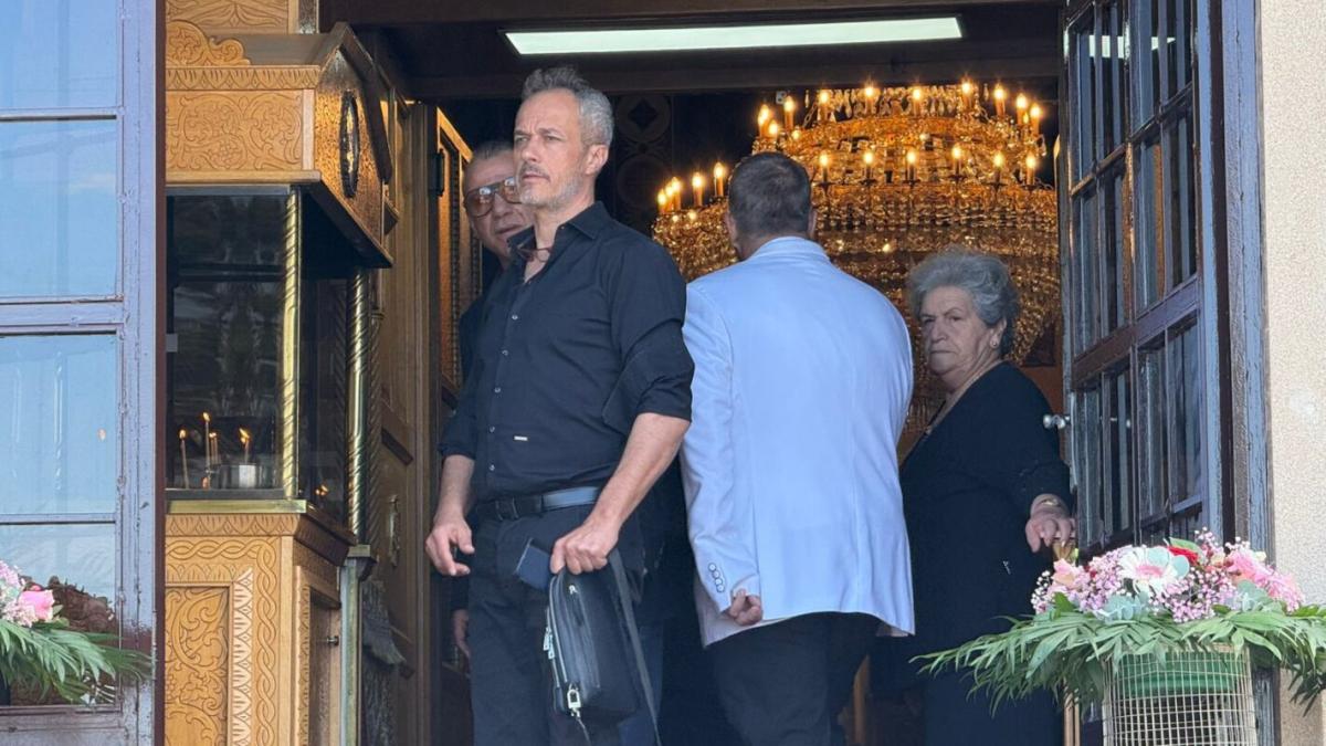 Κηδεία Γωγώς Μαστροκώστα: Τελευταίο αντίο στη δυνατή αυτή γυναίκα στο Ελληνικό 13 Ο αδερφός του Τραϊανού Δέλλα