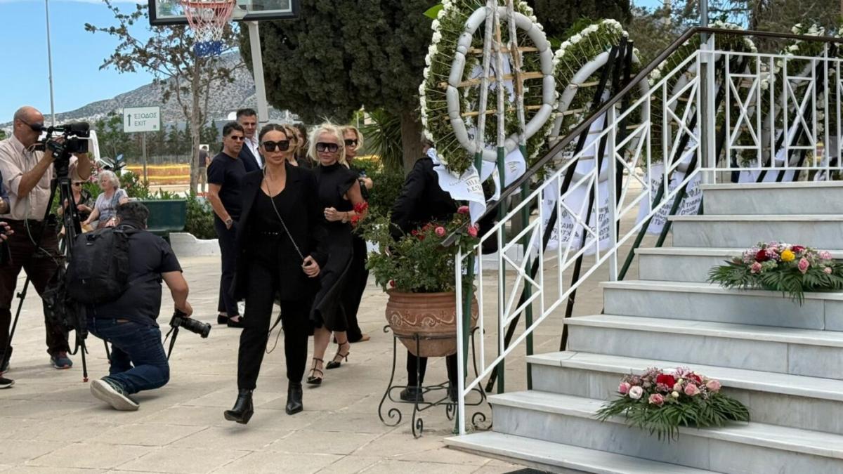 Κηδεία Γωγώς Μαστροκώστα: Τελευταίο αντίο στη δυνατή αυτή γυναίκα στο Ελληνικό 14 Η Κέλλυ Κελεκίδου και η Κατερίνα Μονογιού