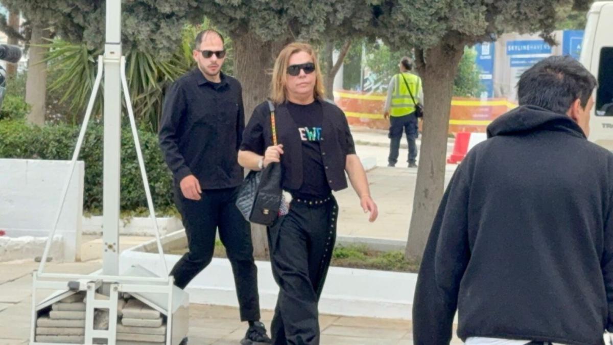 Κηδεία Γωγώς Μαστροκώστα: Τελευταίο αντίο στη δυνατή αυτή γυναίκα στο Ελληνικό 18 Ο Τρύφωνας Σαμαράς