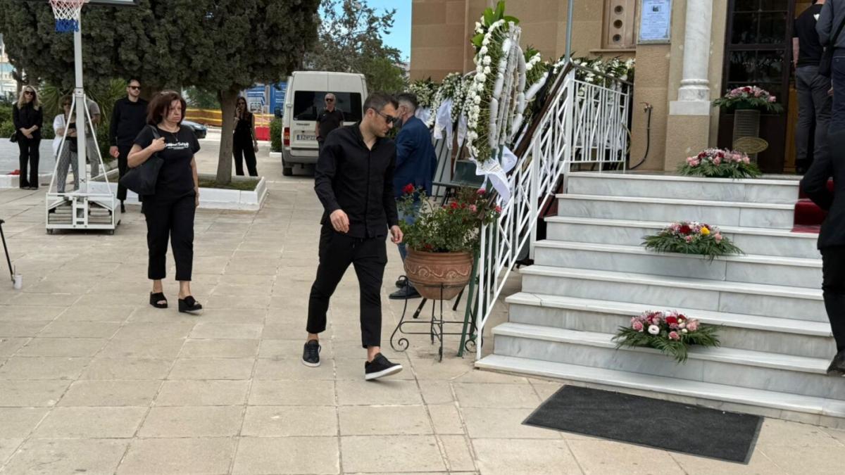 Κηδεία Γωγώς Μαστροκώστα: Τελευταίο αντίο στη δυνατή αυτή γυναίκα στο Ελληνικό 20 Ο Σωκράτης Παπασταθόπουλος